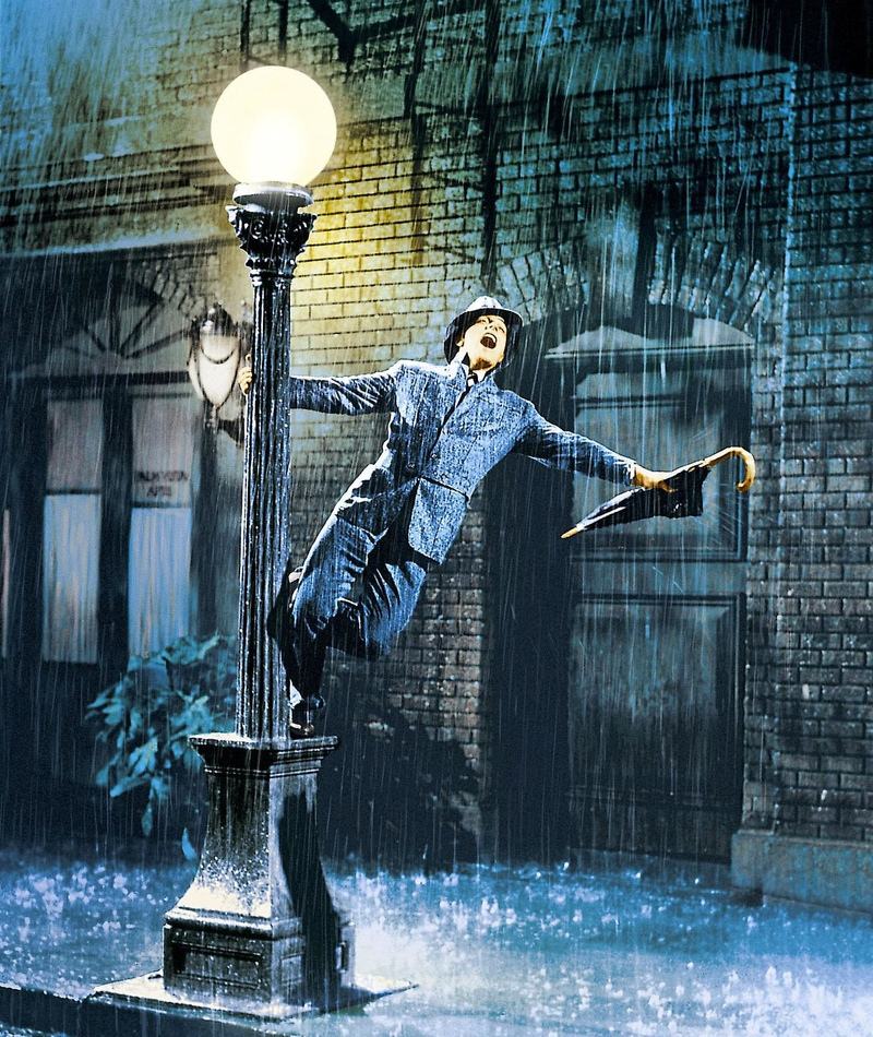 Gene Kelly interpretando “Cantando bajo la lluvia” en “Cantando bajo la lluvia” | Alamy Stock Photo by FILM COMPANY MGM/Allstar Picture Library Ltd