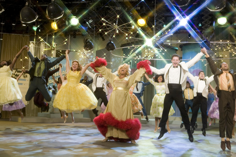 El elenco de “Hairspray” interpretando “You Can't Stop the Beat” | Alamy Stock Photo by New Line Cinema/ David James/PictureLux/The Hollywood Archive