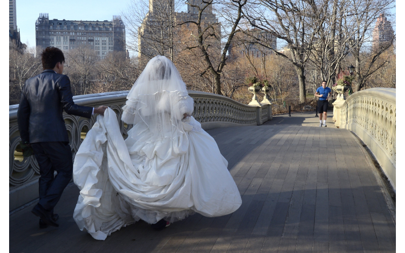 Noivos na ponte | Getty Images Photo by TIMOTHY A. CLARY/AFP 