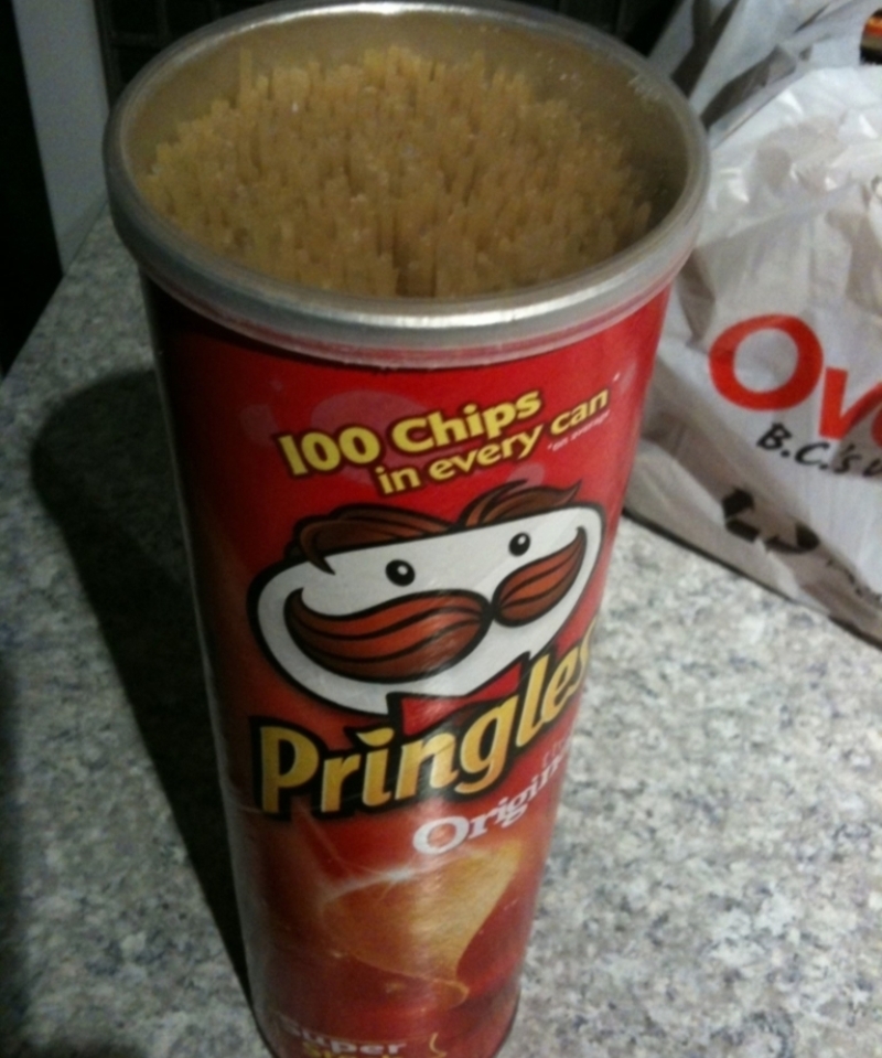 Use a Pringles Can to Store Spaghetti | Imgur.com/bNt9j