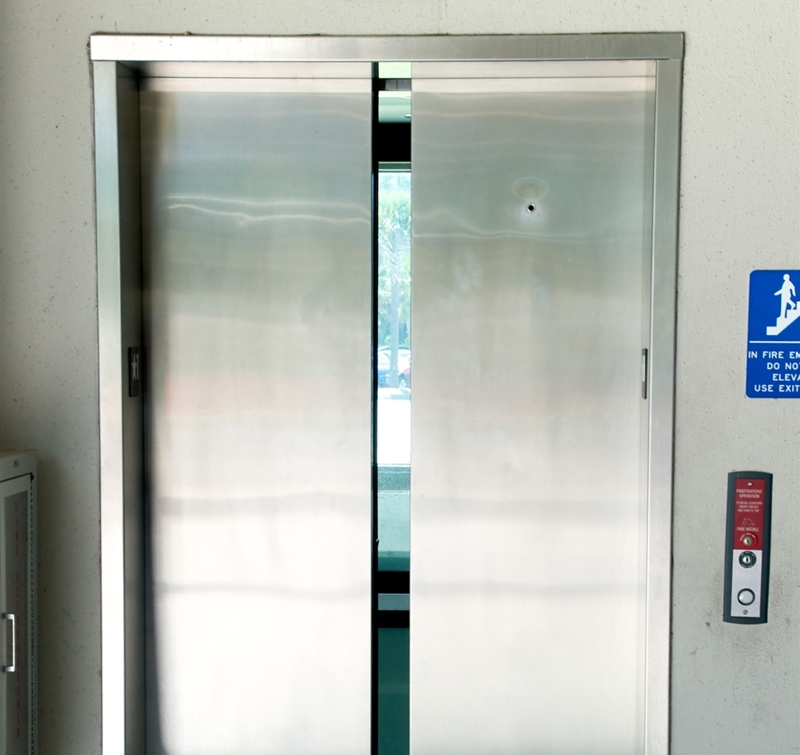 O Buraco Na Porta Do Elevador | Alamy Stock Photo