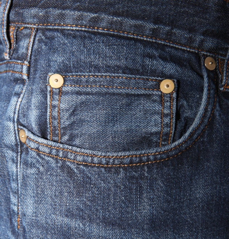 Botões Colocados Aleatoriamente Em Jeans | Getty Images Photo by Vincenzo Lombardo