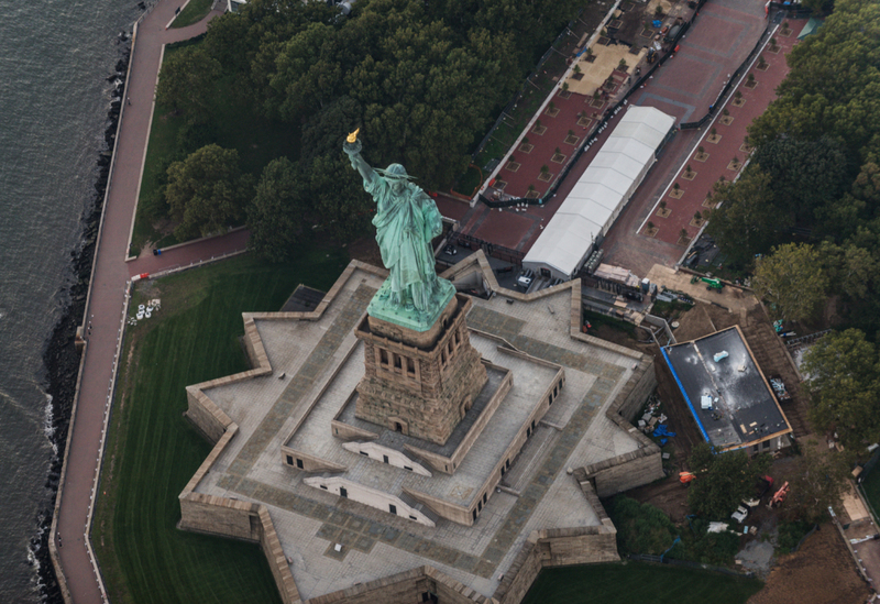 DIE FREIHEITSSTATUE VON OBEN | Alamy Stock Photo by Oneinchpunch