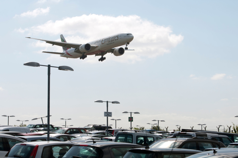 NIEDRIG FLIEGENDES FLUGZEUG | Alamy Stock Photo by Colin Underhill 