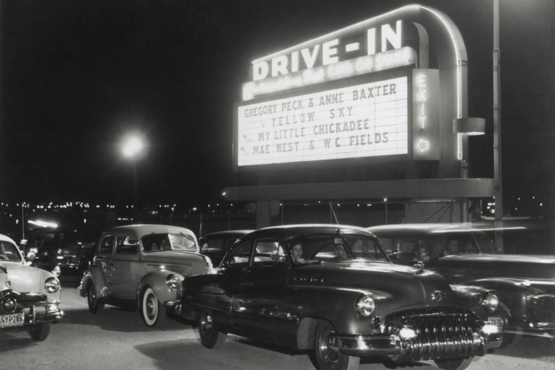 Ven películas en los autocines | Alamy Stock Photo by Everett Collection Historical 