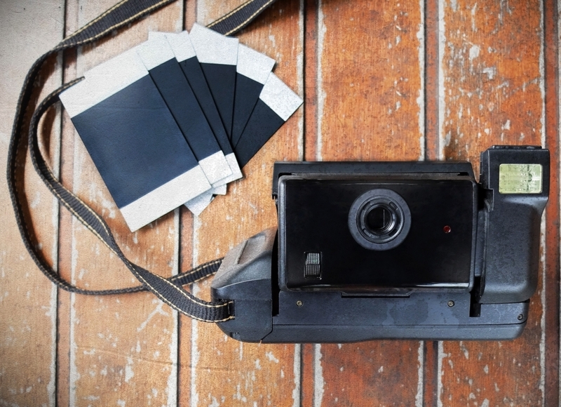 Toman fotos con cámaras Polaroid | SirichaiKeng/Shutterstock