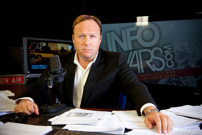 Le creen a Alex Jones | Alamy Stock Photo by james cheadle