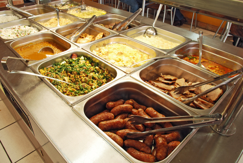 Devoran en buffets | rocharibeiro/Shutterstock