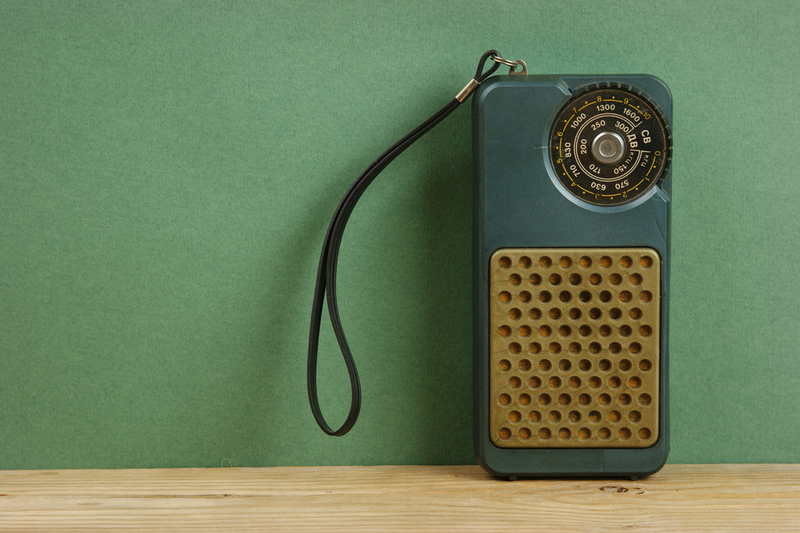 Escuchan radios de transistores | Laborant/Shutterstock