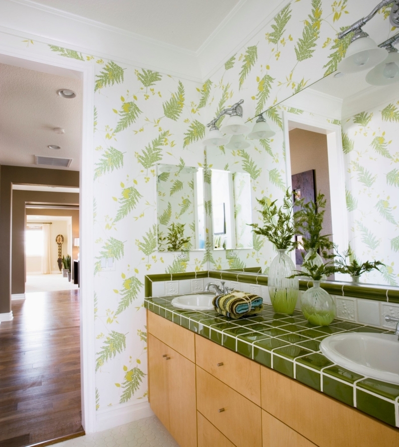 Papel de pared estampado en el baño | Getty Images Photo by LOOK Photography