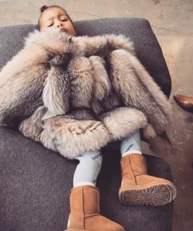 El abrigo de pieles para North | Instagram/@kimkardashian