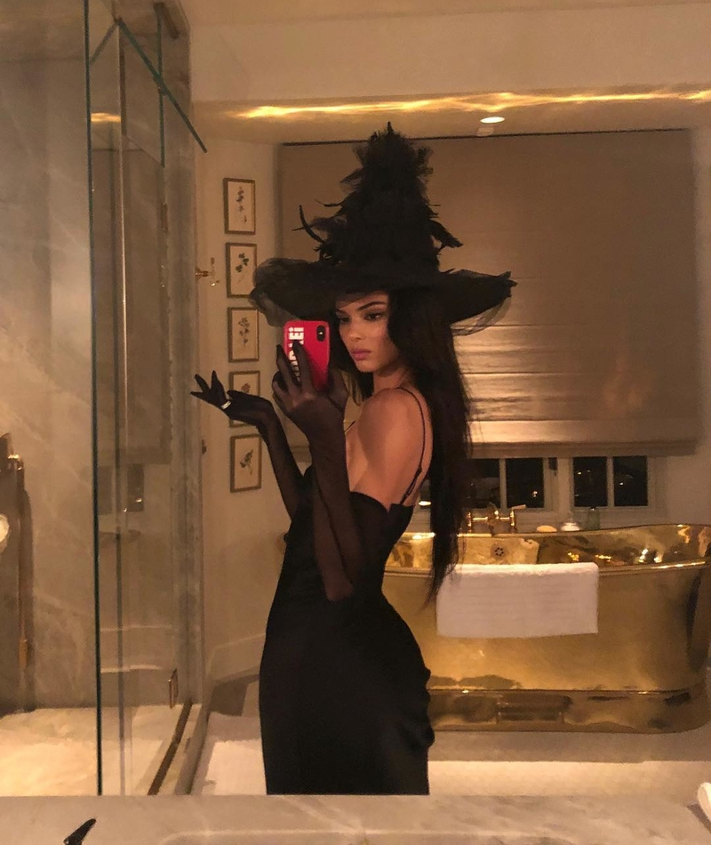 La bañera dorada de Kendall Jenner | Instagram/@kendalljenner