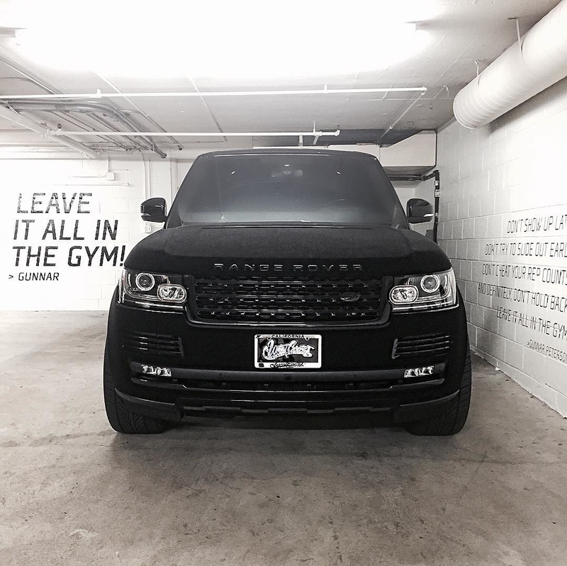 Un Range Rover de terciopelo negro | Instagram/@khloekardashian