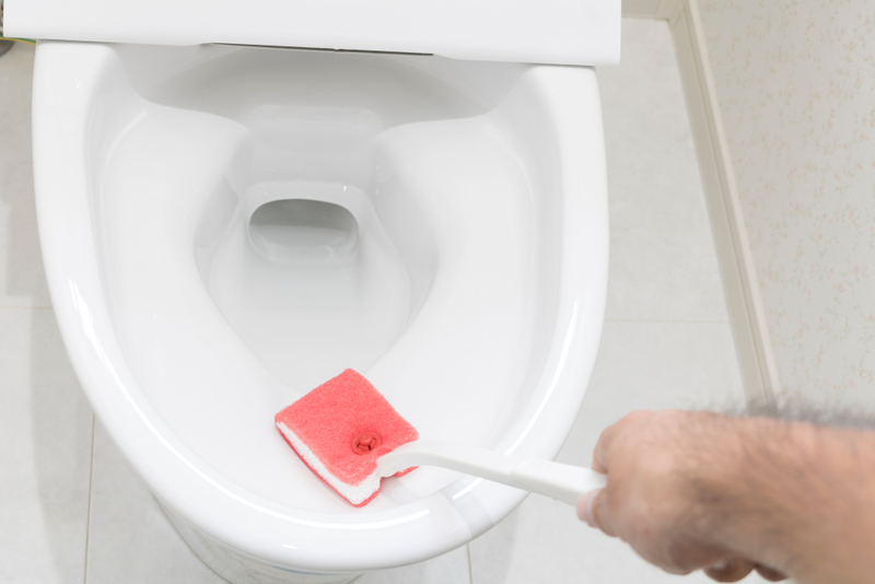 Gardez la cuvette des toilettes blanche et lumineuse | Shutterstock