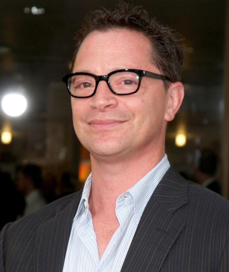 Joshua Malina como el presidente Siebert - ahora | Shutterstock Photo by Kathy Hutchins