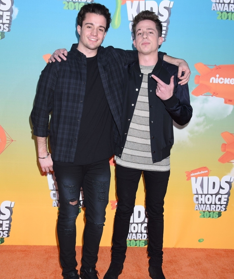 Charlie Puth E Seu Irmão Stephen | Alamy Stock Photo by Tammie Arroyo/AFF