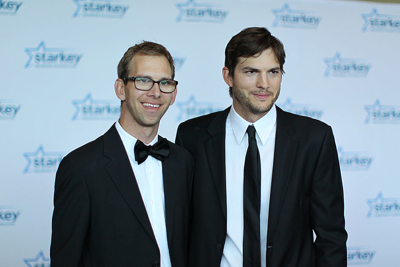 Ashton Kutcher E Seu Irmão Gêmeo Michael | Getty Images Photo by Adam Bettcher