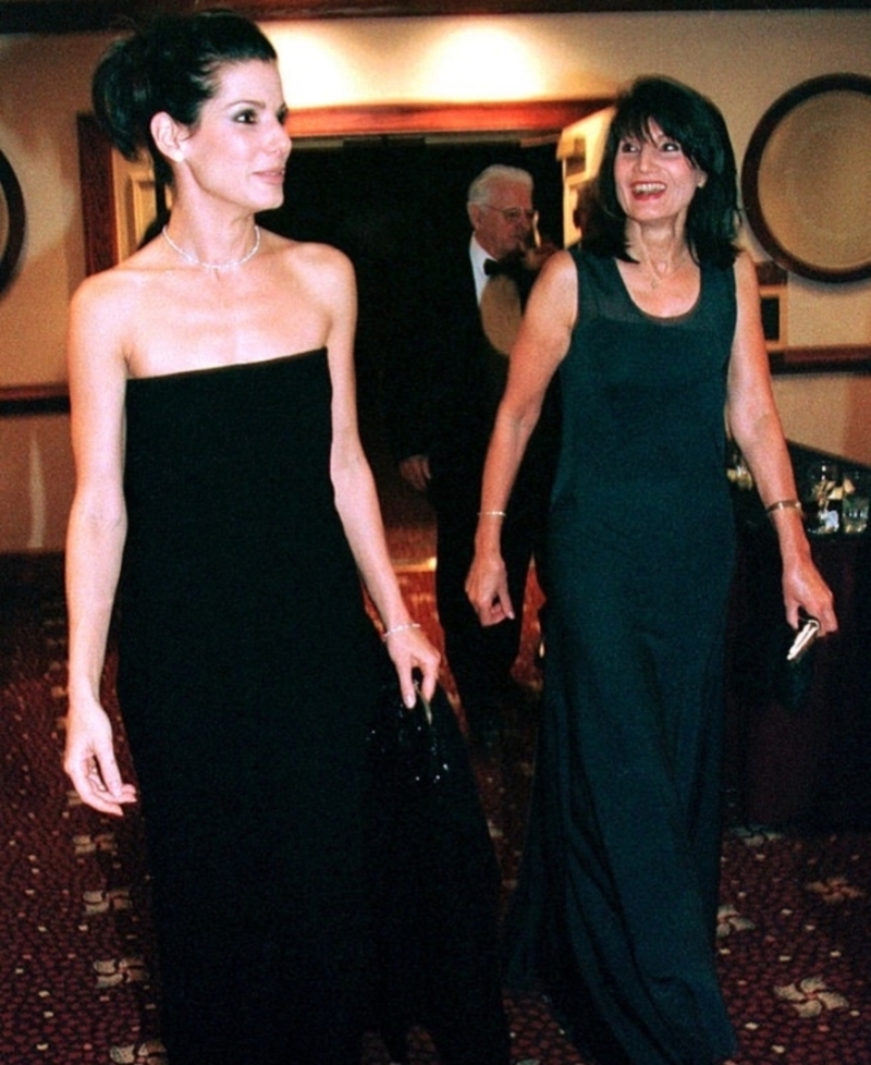 Bullock solía combinar los vestidos con su madre | Getty Images Photo by Karin Cooper