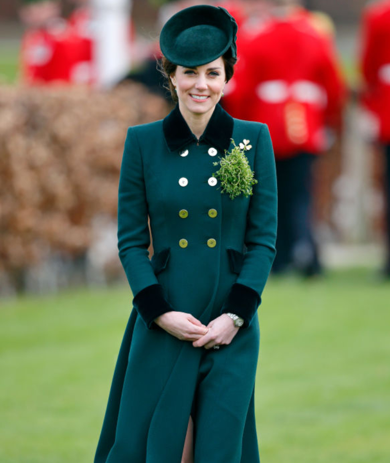 Un manteau couleur émeraude créé par Catherine Walker – Mars 2017 | Getty Images Photo by Max Mumby/Indigo