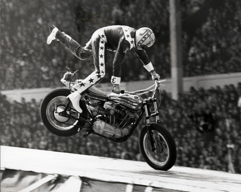 Assistir Evel Knievel & The Wide World Of Sports | Alamy Stock Photo by KEYSTONE Pictures USA