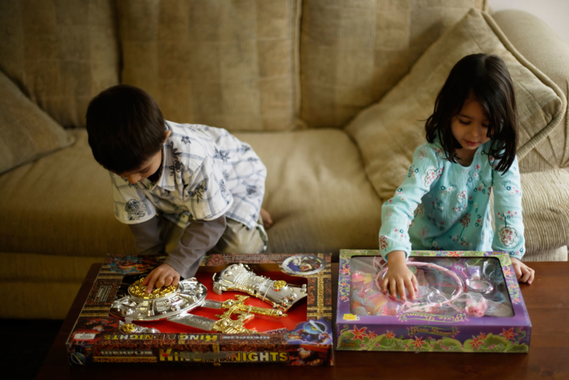 Brinquedos de Meninas E Brinquedos de Meninos | Alamy Stock Photo by Urban Zone