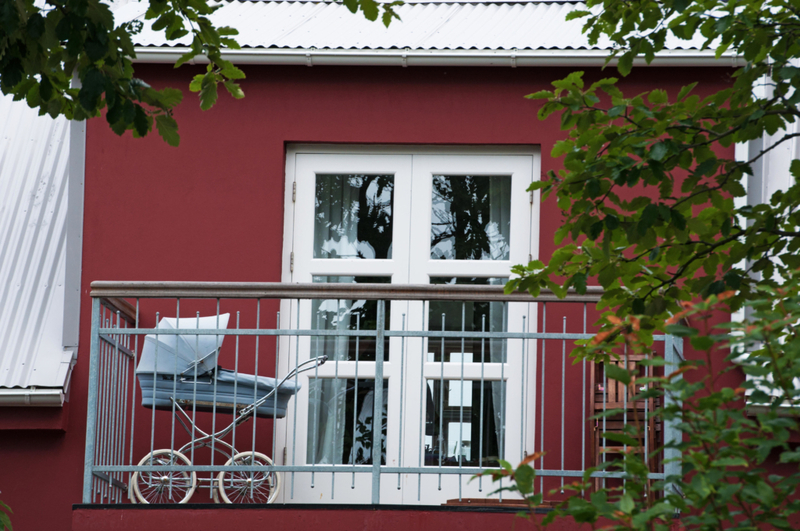 Les bébés dorment dehors | Alamy Stock Photo by Naeblys