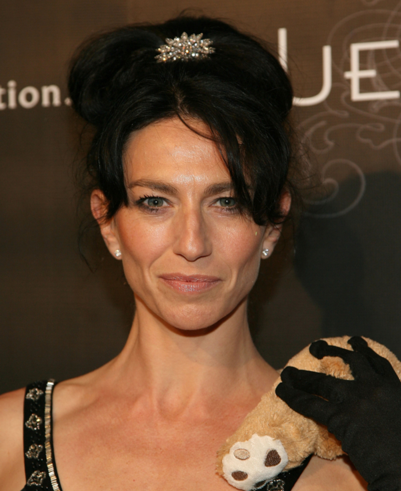 Claudia Black antes | Getty Images Photo by Maury Phillips