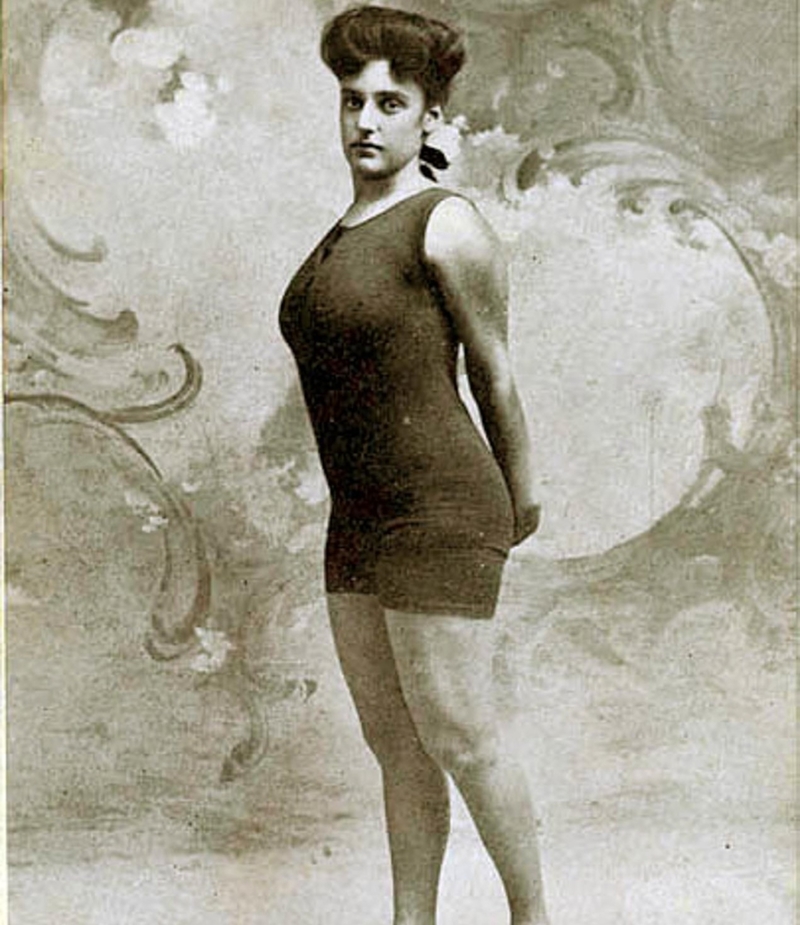 Annette Kellerman et son maillot de bain une pièce ajusté (1907) | Alamy Stock Photo by Historic Collection