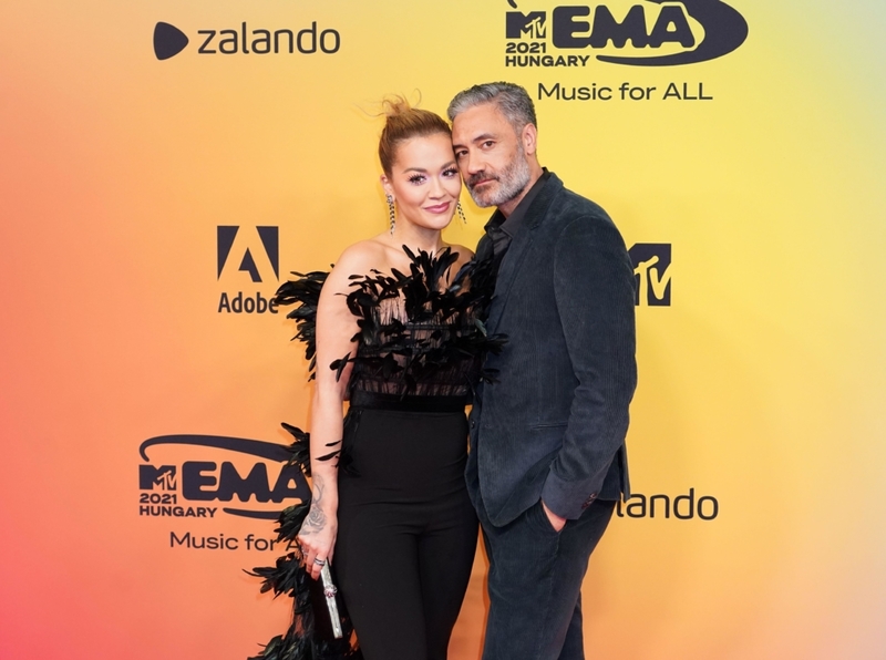 Rita Ora und Taika Waititi | Alamy Stock Photo by PA Images/Ian West