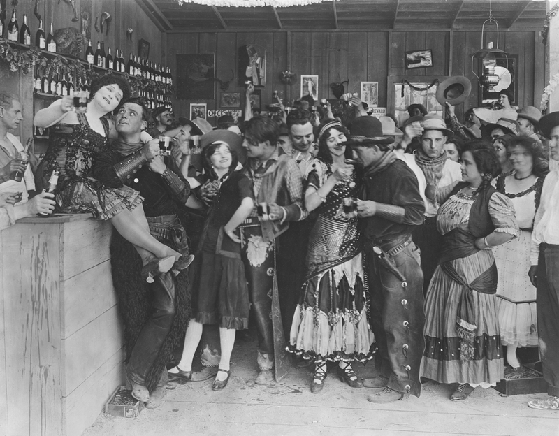 Vaqueros y chicas de bar | Getty Images Photo by Bettmann