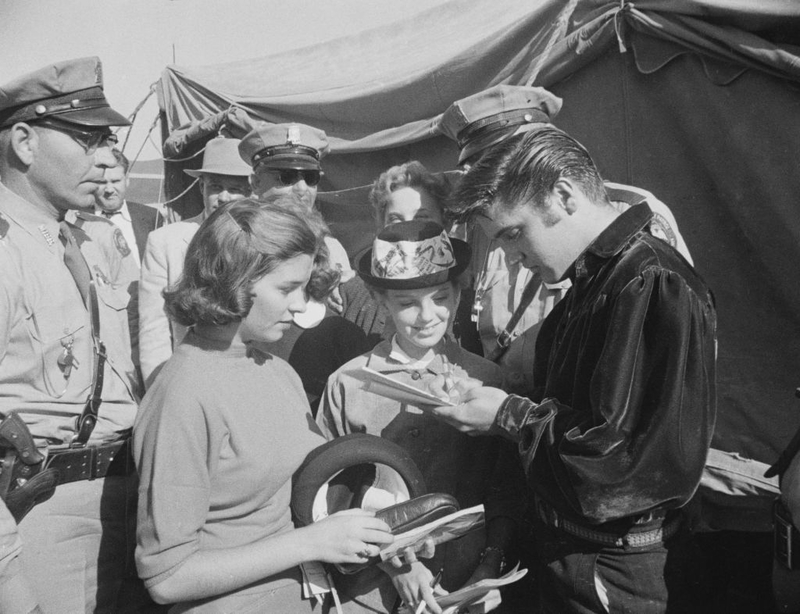 O Autógrafo Do Rei | Getty Images Photo by Archive Photos