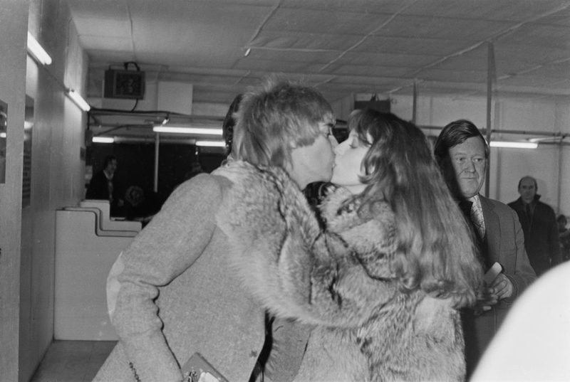 Rod Stewart and Bebe Buell | Getty Images Photo by Evening Standard/Hulton Archive