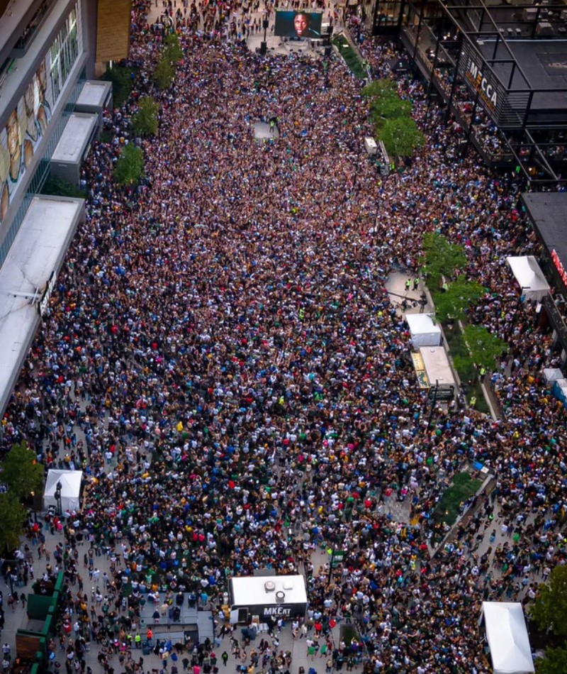 Mezclándonos con la multitud, desde arriba | Reddit.com/DersOne411