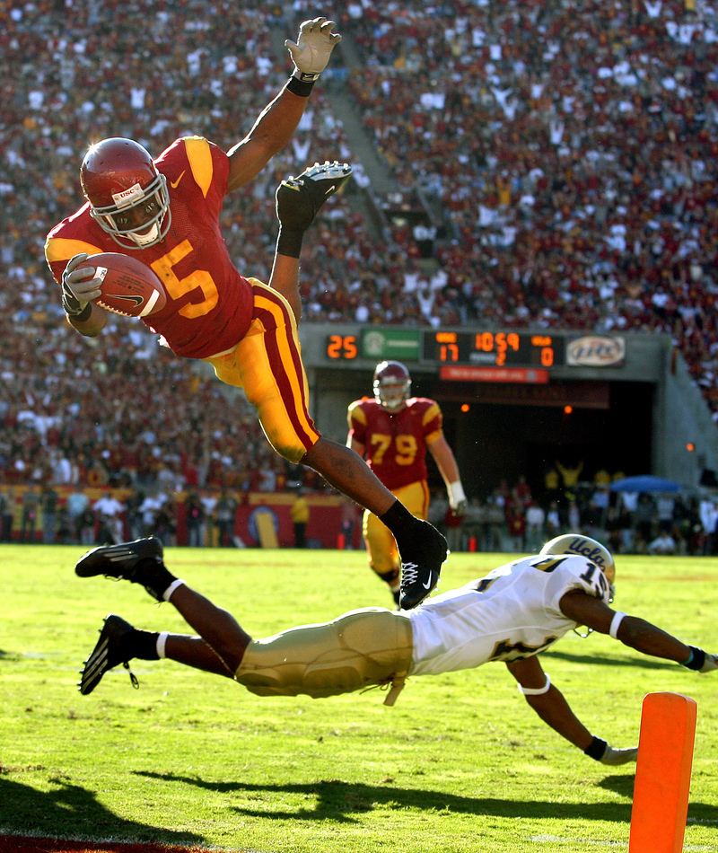 Reggie Bush’s Diving Touchdown | Getty Images Photo by Wally Skalij/Los Angeles Times