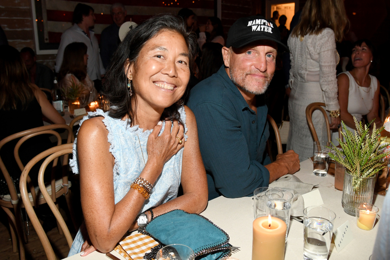 Woody Harrelson Vira A Página Com Laura Louie | Getty Images Photo by Kevin Mazur