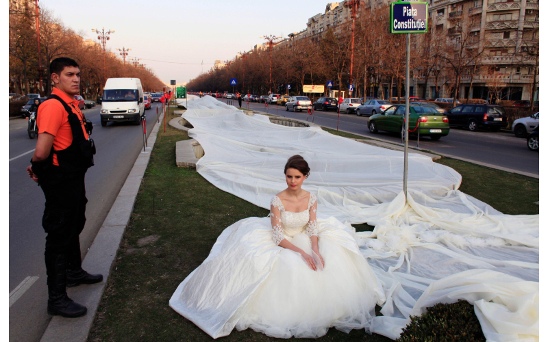 Chasing Train | Alamy Stock Photo by REUTERS/Radu Sigheti 