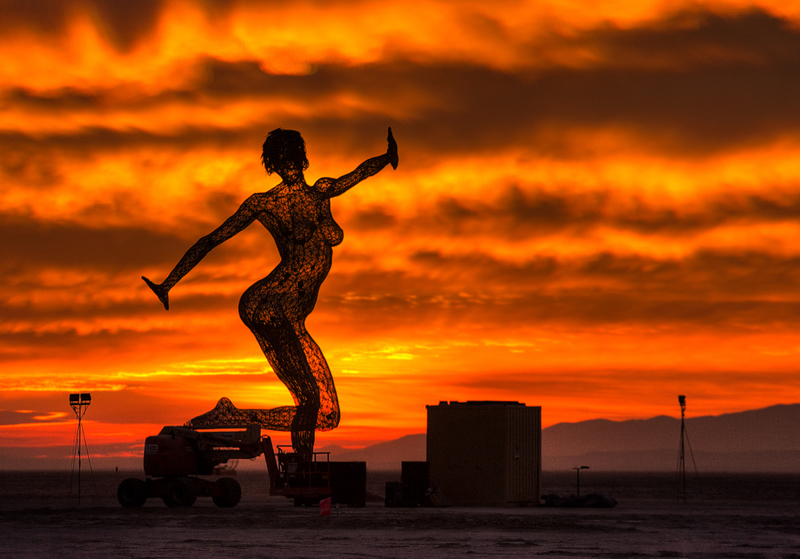 Obra de Arte Contra Um Céu Em Chamas | Flickr Photo By john curley