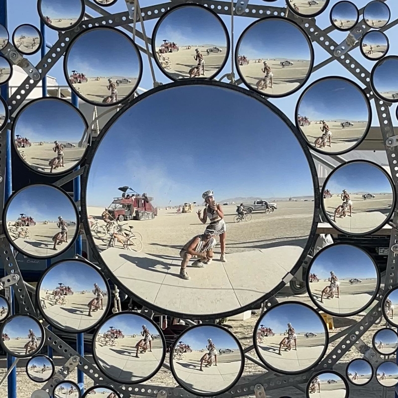 Não É Um Lugar Com Muitos Espelhos | Instagram/@malsobo