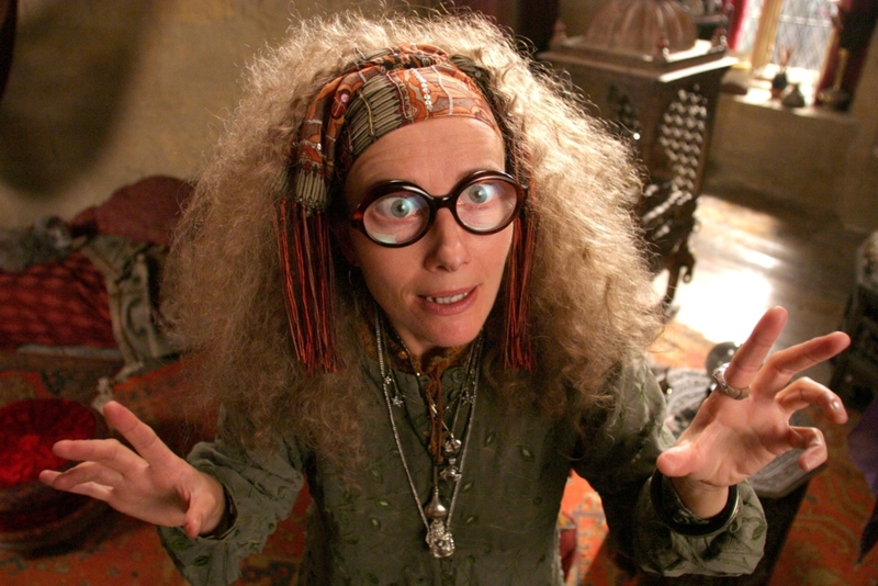 Emma Thompson como Sybill Trelawney | MovieStillsDB Photo by thankstome/Warner Bros