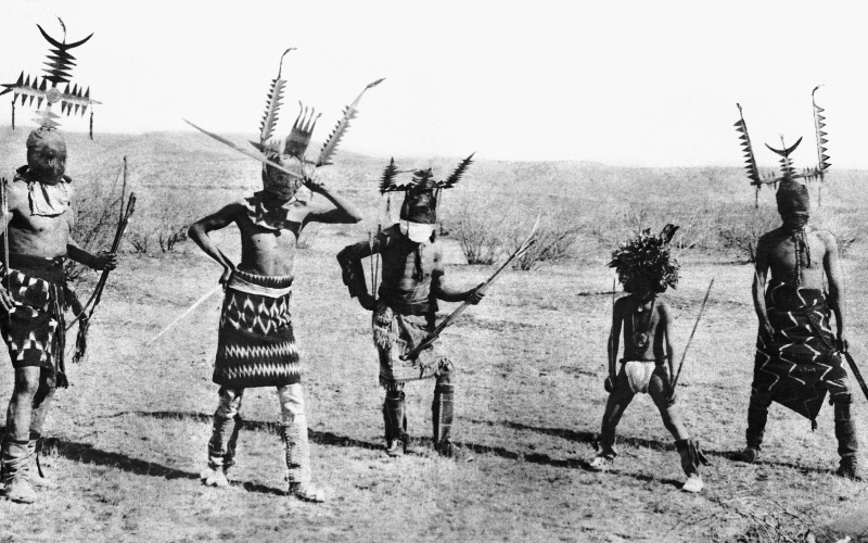 Dançarinos do Espírito Apache | Alamy Stock Photo by Granger NYC/Historical Picture Archive