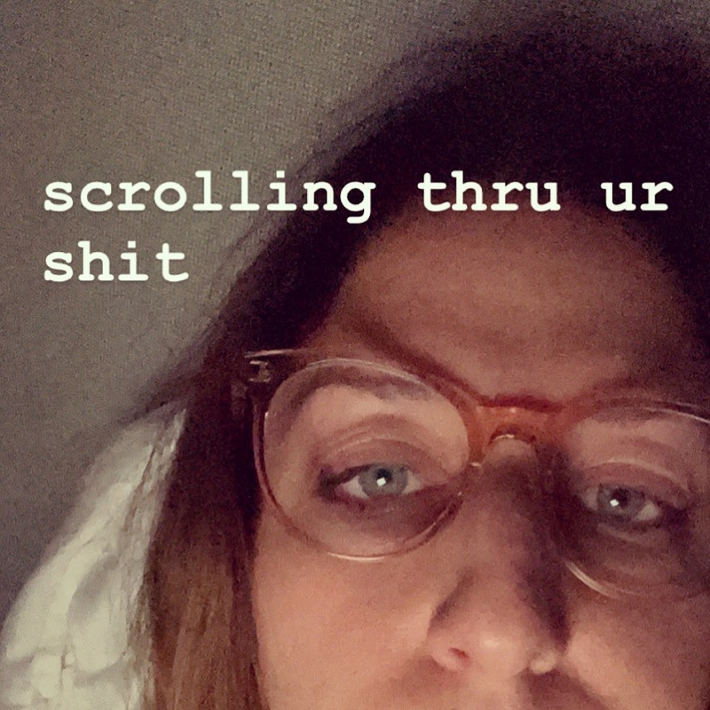 Chelsea Peretti desea que dejen de enviar mensajes de texto | Instagram/@chelsanity