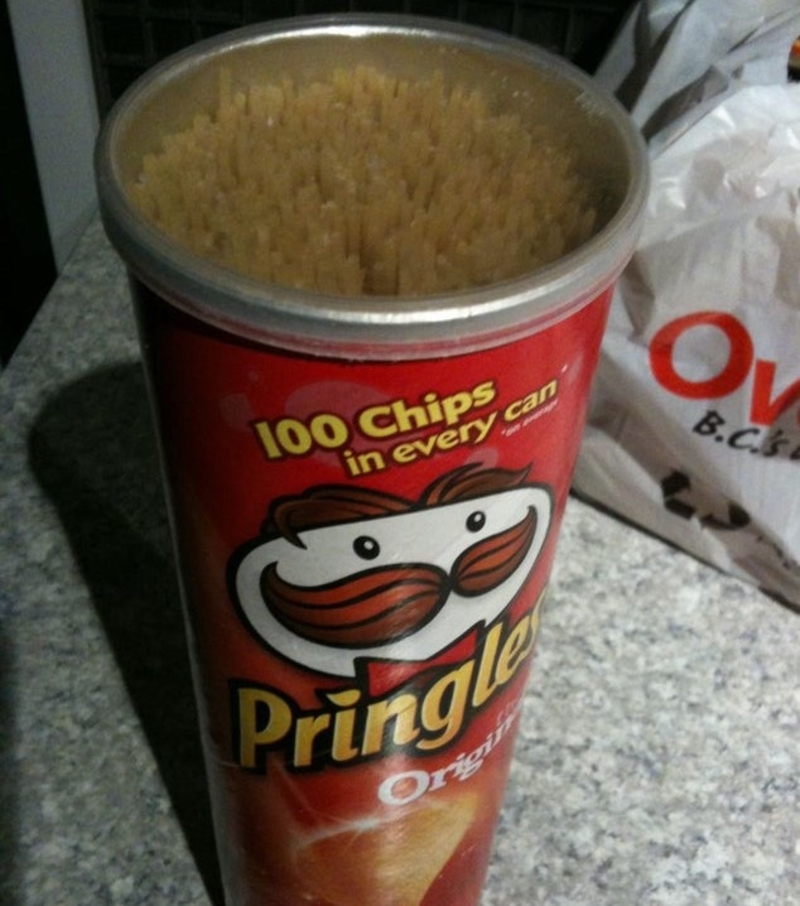 Macarrão na lata de Pringles | Imgur.com/bNt9j