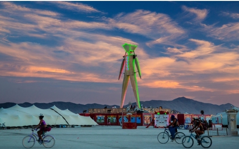 La escultura del hombre en llamas | Alamy Stock Photo by BLM Photo