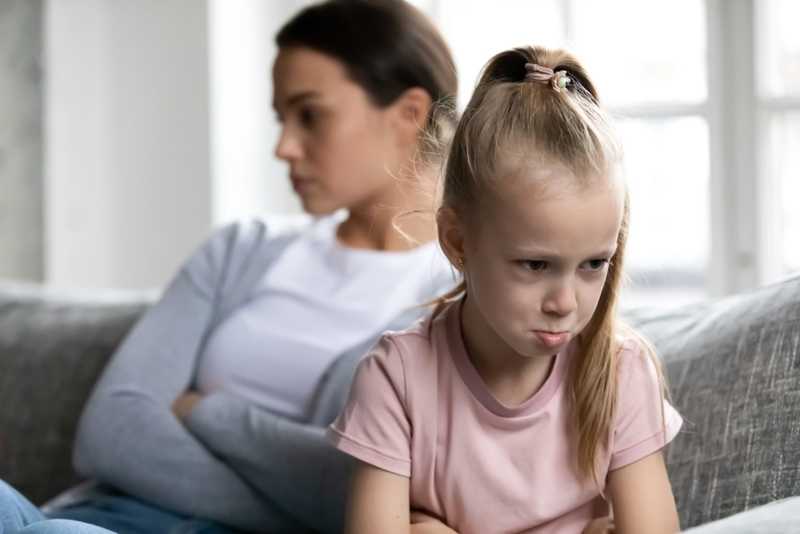 Pequeña niña del demonio | Alamy Stock Photo