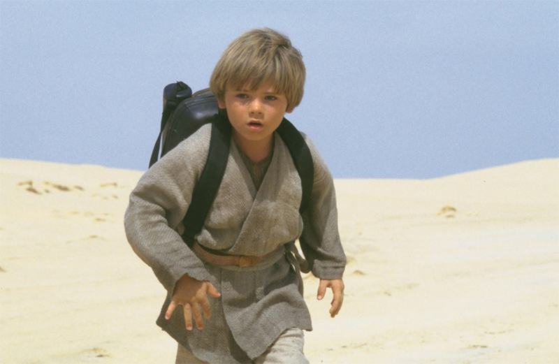 Jake Lloyd como Anakin Skywalker en Star Wars: La amenaza fantasma | MovieStillsDB