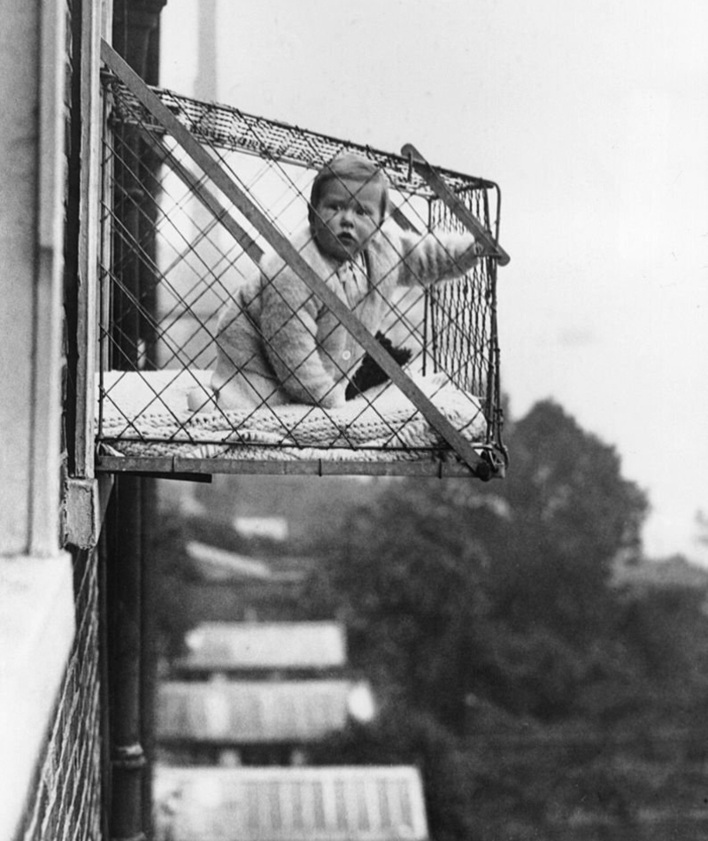 Der Käfig für das Baby | Getty Images Photo by Fox Photos