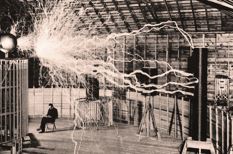 Nikola Tesla in seinem Labor | Alamy Stock Photo by Hi-Story