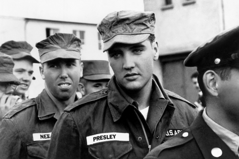 Elvis in einer Uniform | Alamy Stock Photo by Allstar Picture Library Ltd/AA Film Archive