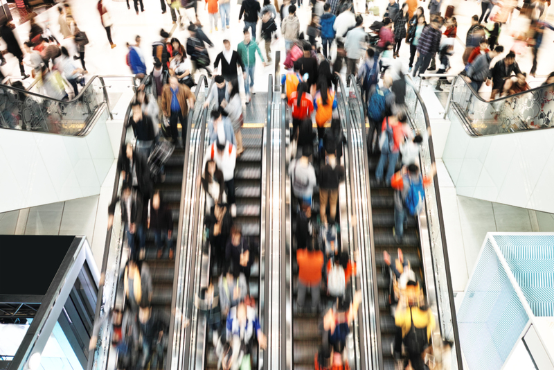 Sie stehen auf der Rolltreppe im Weg | Shutterstock Photo by estherpoon