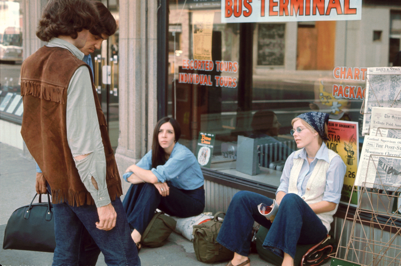 Auf den Bus warten | Getty Images Photo by Ralph Ackerman